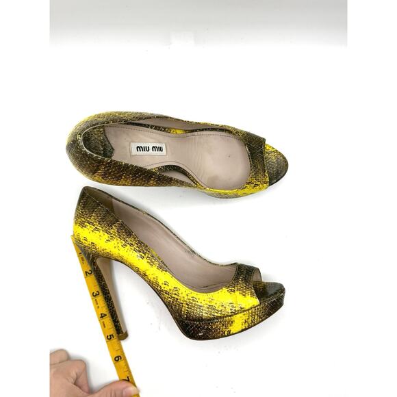 Miu Miu yellow girasole peep-toe pump in a python-print leather size 37 - Picture 4 of 10